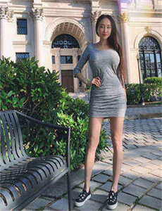 《从校服到婚纱1V3-皇色 网站看大片》