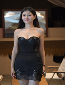 《中午和94年女孩车震-爱入非非》